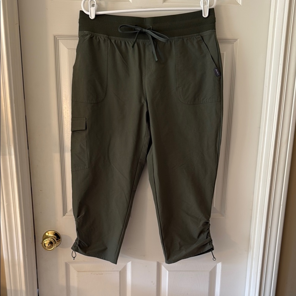 Eddie Bauer Green Travel Cargo Pants Relaxed Fit Capri Length